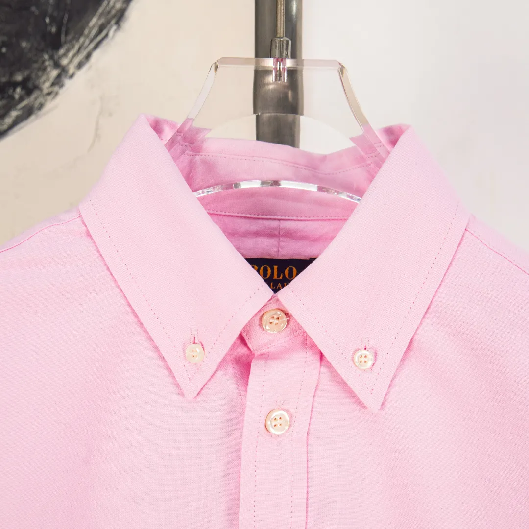 P270 zp version [Exclusive supply] Ralph Lauren/Ralph Lauren's classic evergreen single product 100 cotton Oxford spun old money style casual long-sleeved shirt. 100% restored workmanship. The entire garment is embedded with seams and clean edges. The upper back seams are reorganized for a better fit. ✅ 100 cotton Oxford spun on the face. Pre-wash treatment. The texture is tight and soft. ✅ Custom dyed original pearlescent white bottom buttons. Size partitions. ✅ Special shaped chiffon foil is included in the collar door tube. It is not easy to deform and pull. ✅ RL classic version of the Oxford shirt. The thick and crisp feeling brought by the Oxford cloth. It can be worn alone or as an outer layer. It can be worn in all seasons. It is a must-have item for the wardrobe. Get it with your eyes closed. Color: black, white, pink, blue, carbon gray, khaki, navy blue and red label, dark blue and white label (8 colors) Size: S M L XL Number: WW10969